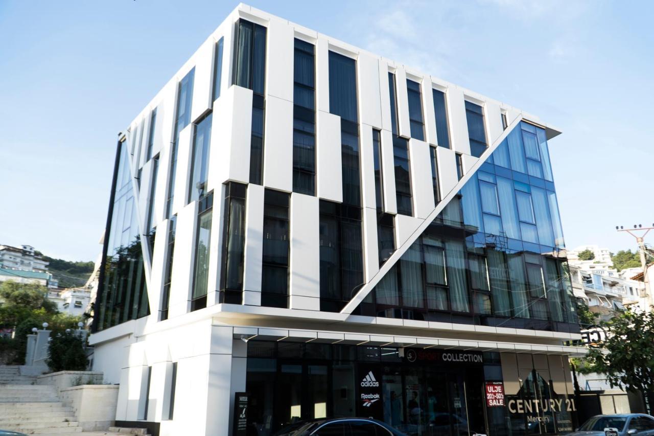 Center Hotel Sarandë エクステリア 写真