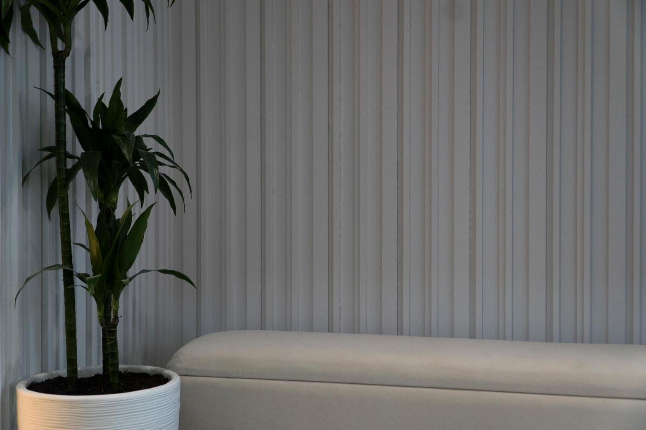 Center Hotel Sarandë エクステリア 写真