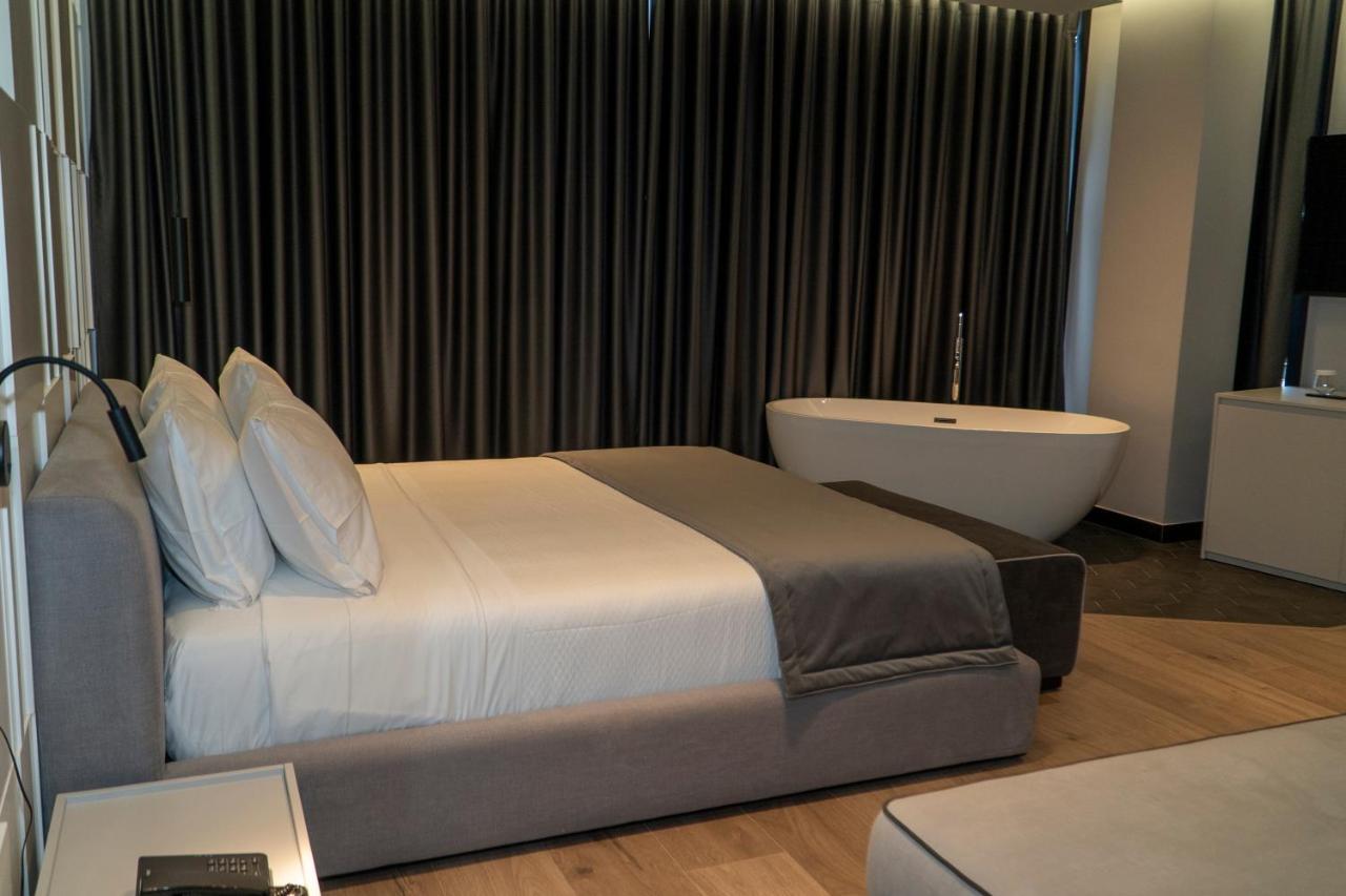 Center Hotel Sarandë エクステリア 写真