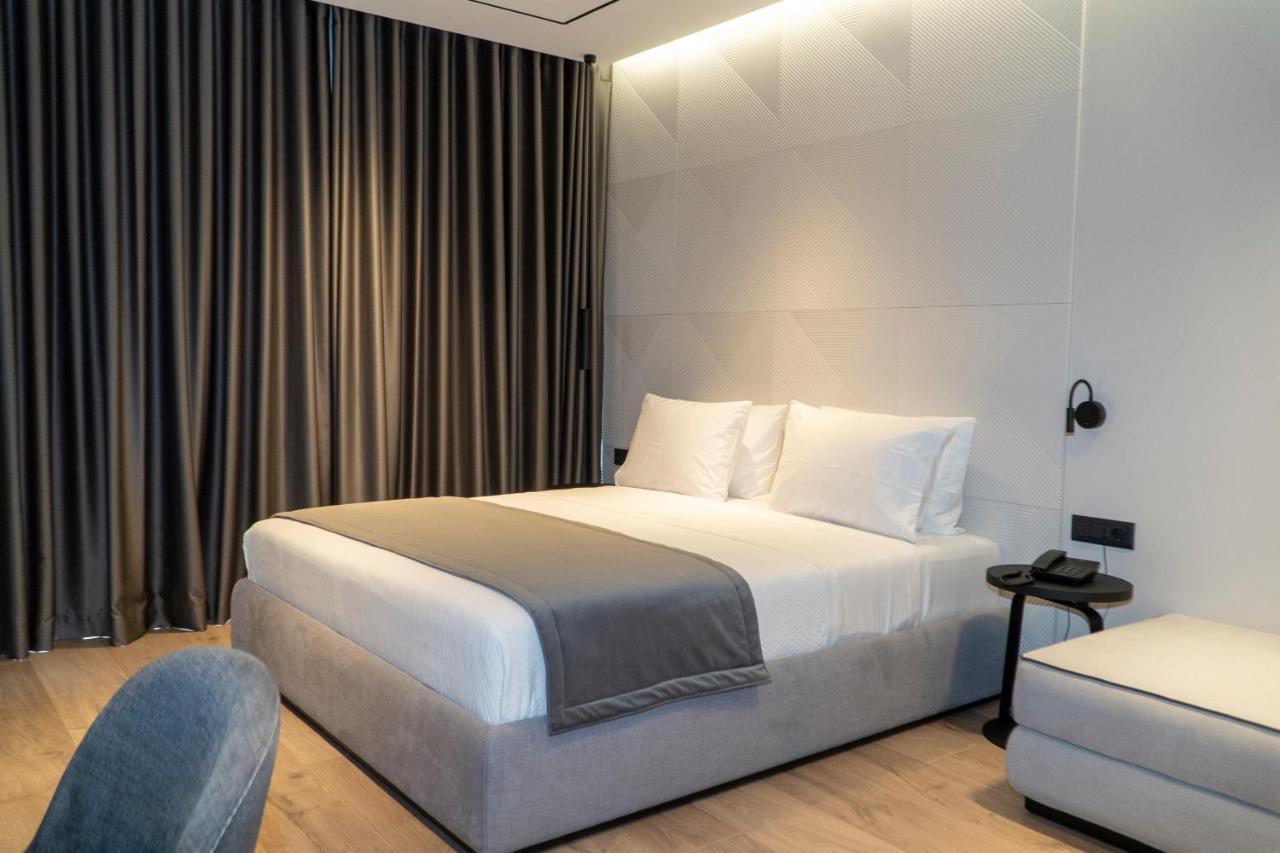 Center Hotel Sarandë エクステリア 写真