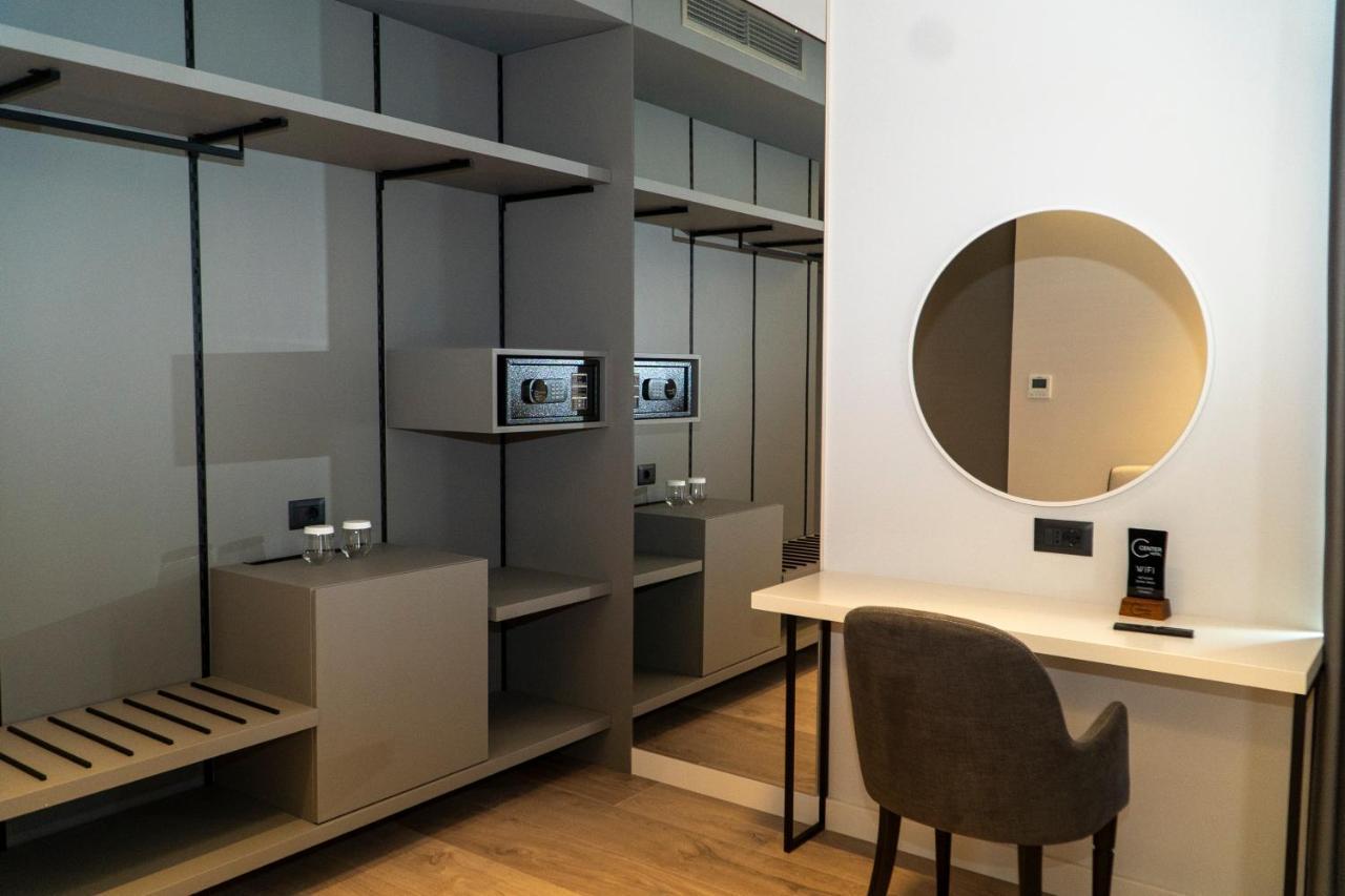 Center Hotel Sarandë エクステリア 写真