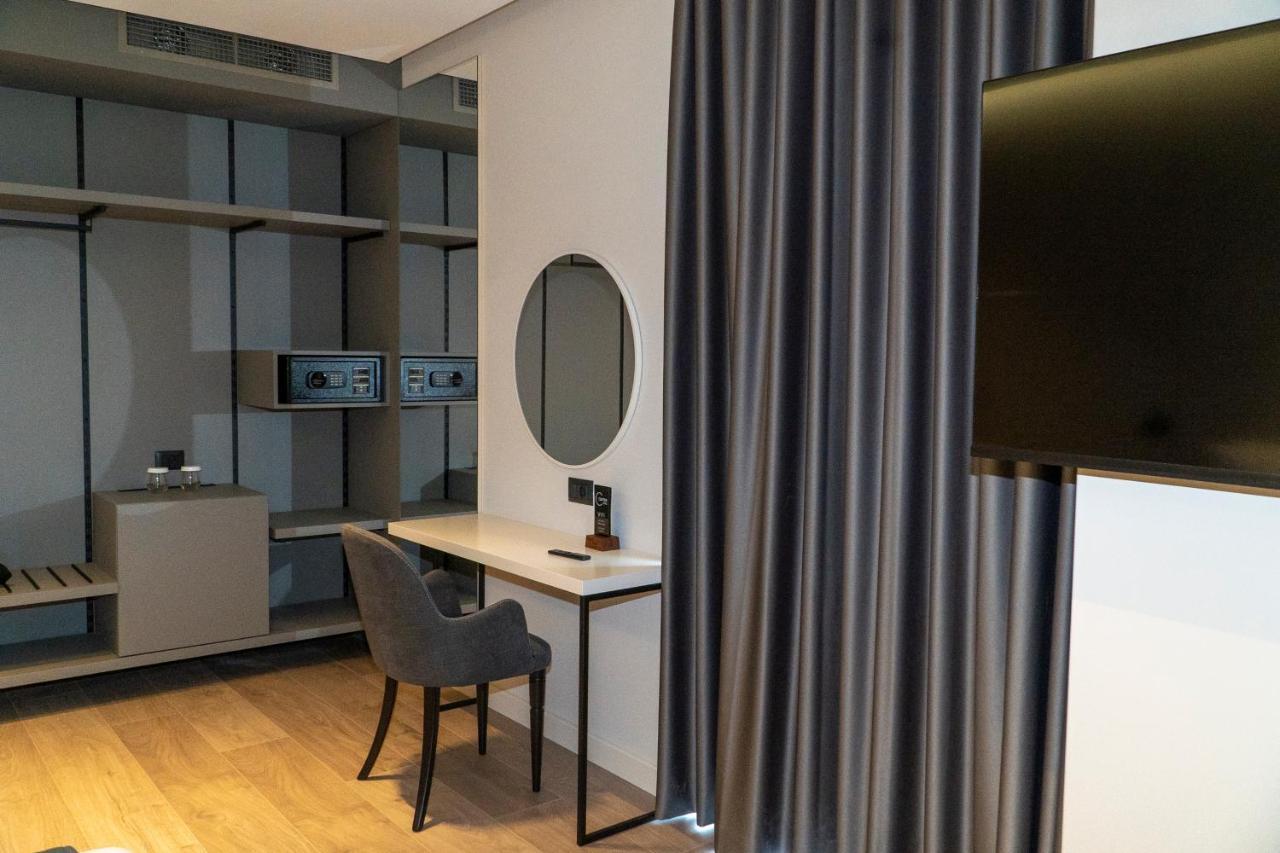 Center Hotel Sarandë エクステリア 写真
