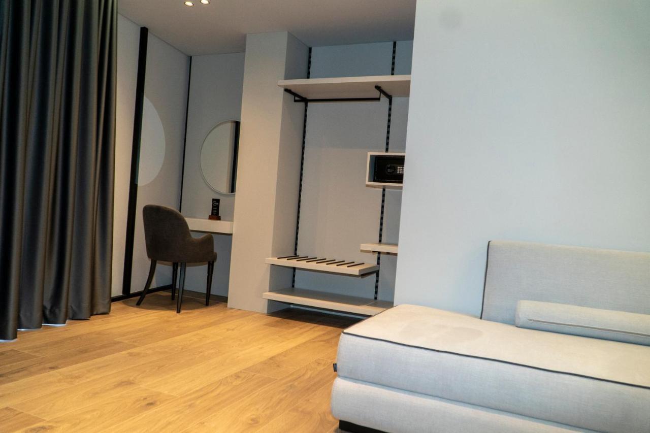 Center Hotel Sarandë エクステリア 写真