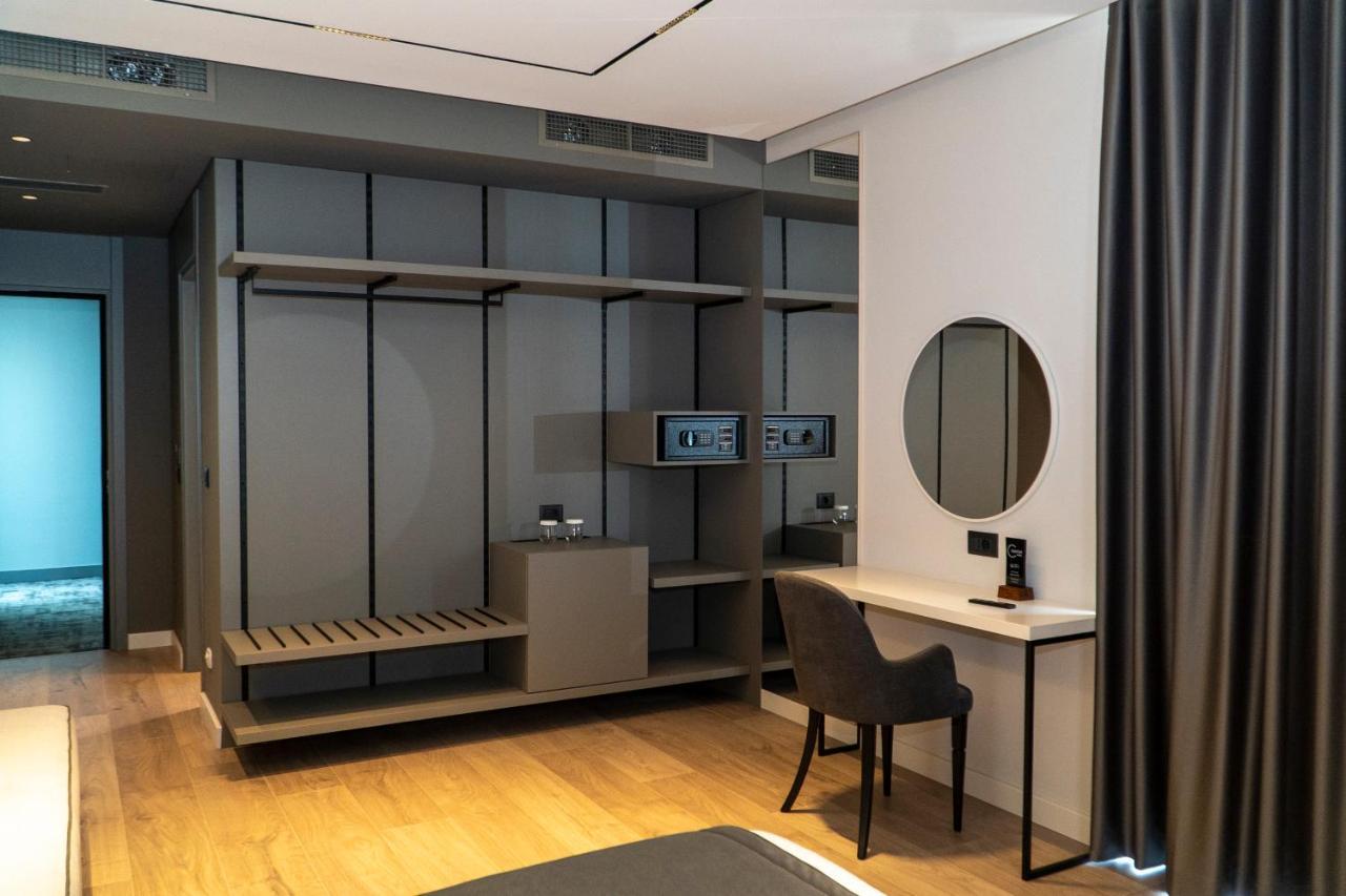 Center Hotel Sarandë エクステリア 写真