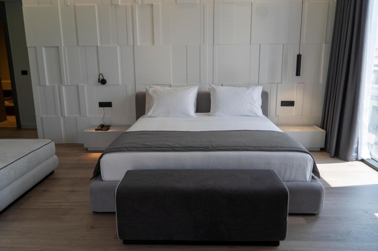 Center Hotel Sarandë エクステリア 写真
