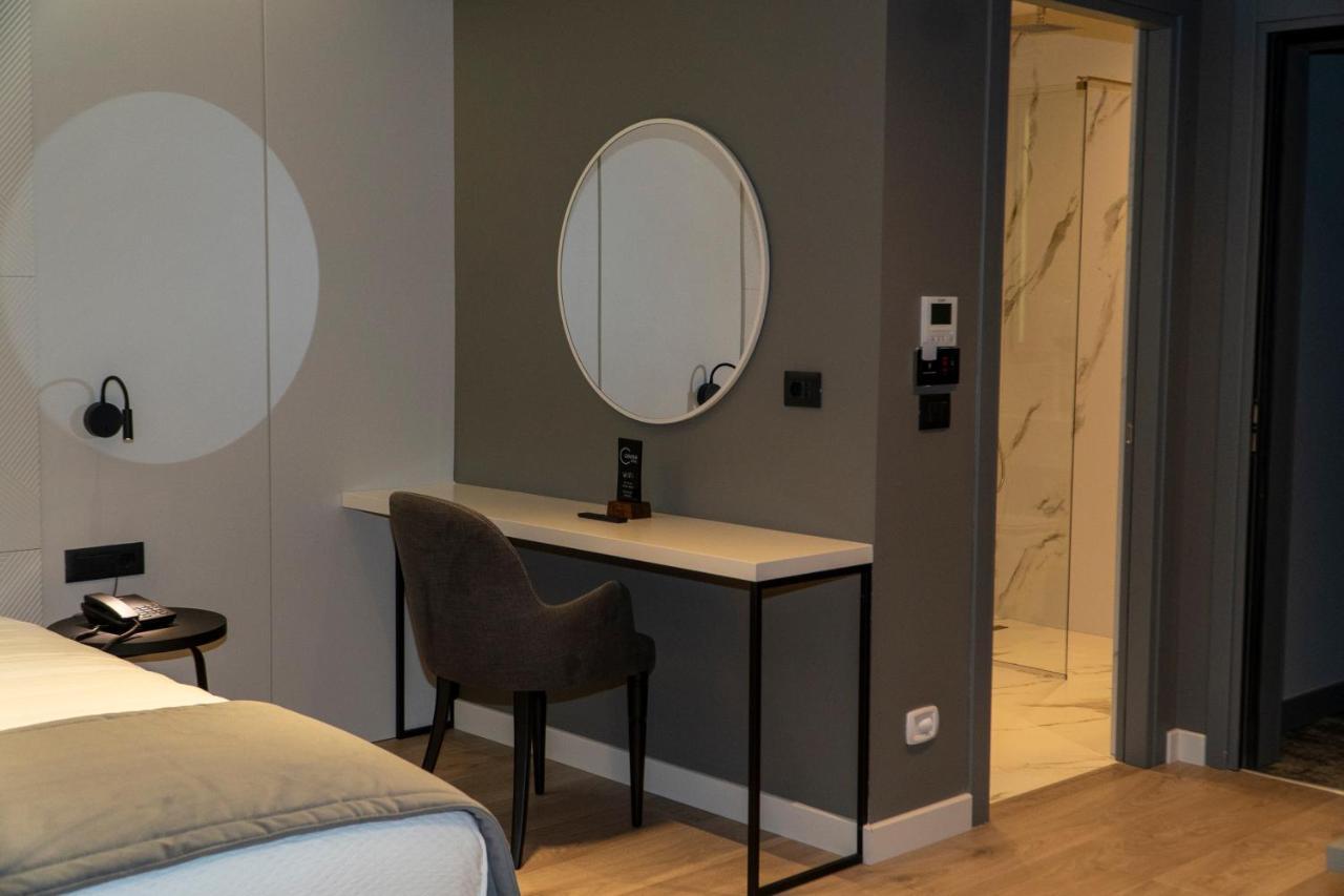 Center Hotel Sarandë エクステリア 写真