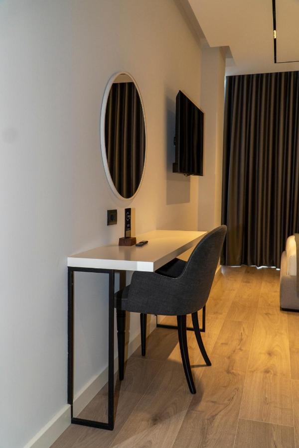 Center Hotel Sarandë エクステリア 写真