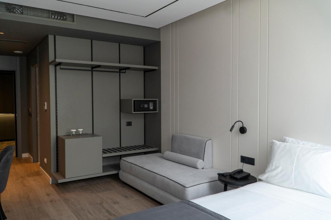 Center Hotel Sarandë エクステリア 写真