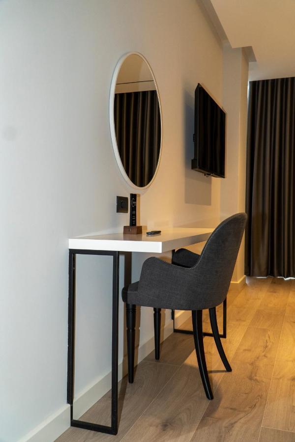 Center Hotel Sarandë エクステリア 写真