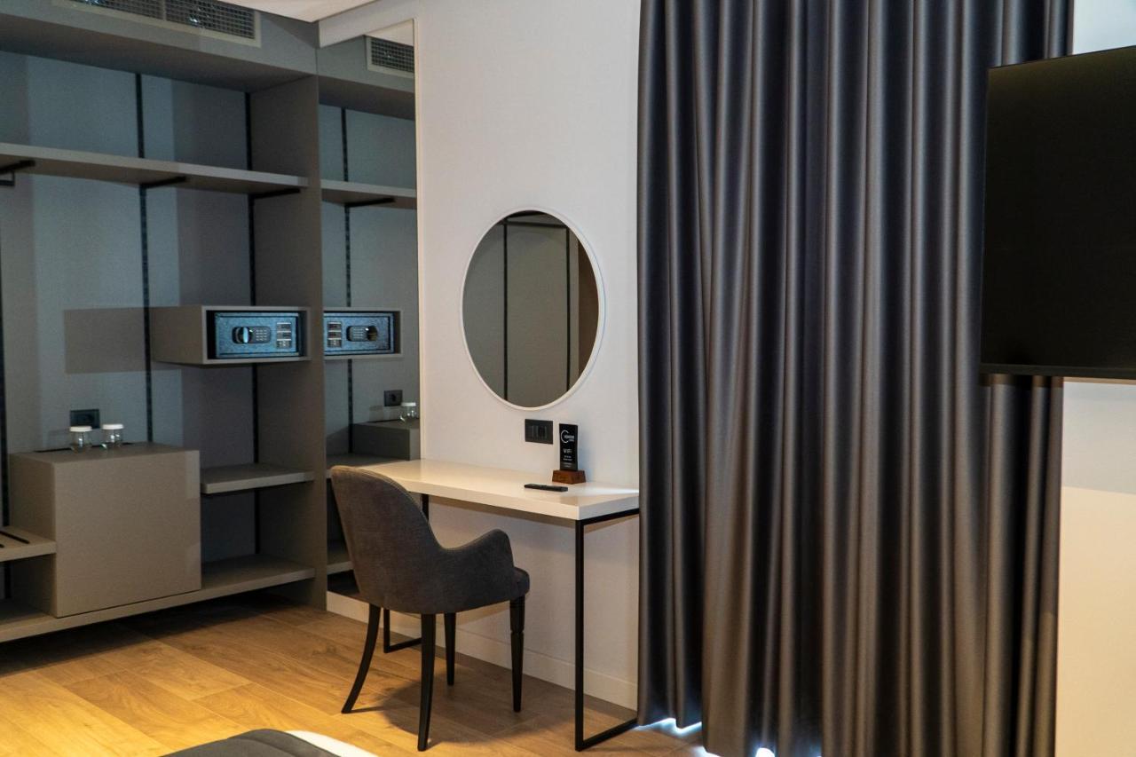 Center Hotel Sarandë エクステリア 写真