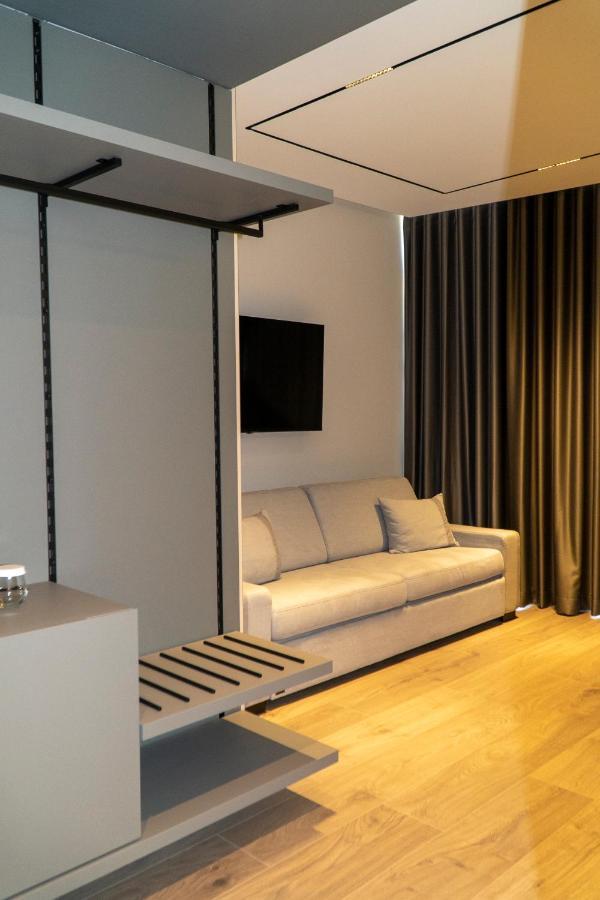 Center Hotel Sarandë エクステリア 写真