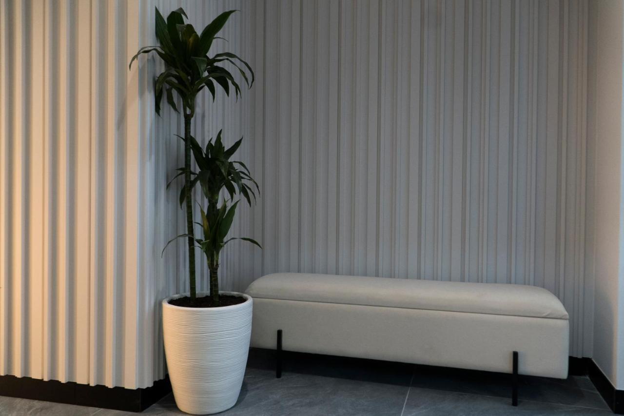 Center Hotel Sarandë エクステリア 写真